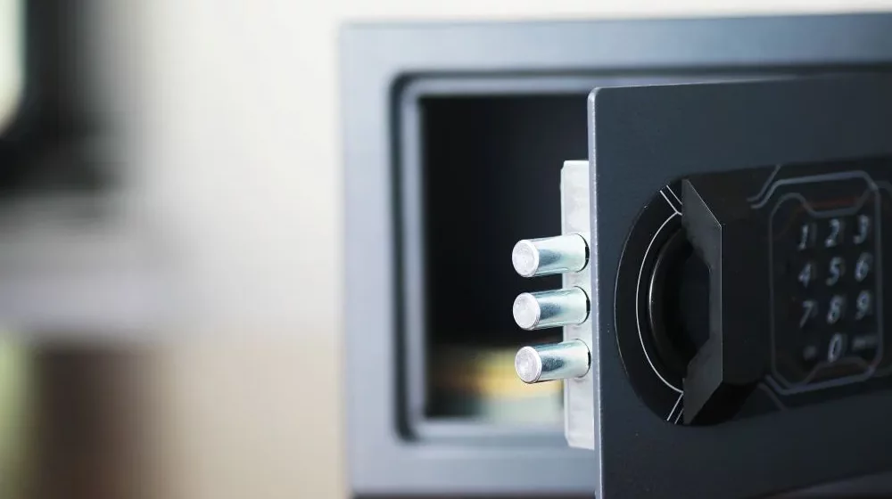 Cassaforte Temporizzata o cassaforte tradizionale: quale scegliere per la massima sicurezza in negozio?
