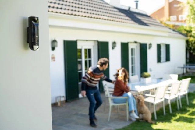 Famiglia in giardino con Sensore Perimetrale Verisure