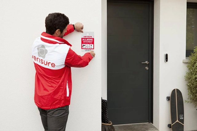 Esperto di Sicurezza installa Cartello Dissuasore Verisure