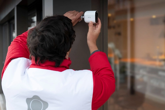 Esperto di Sicurezza installa Telecamera HD Verisure