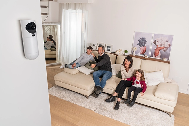 Famiglia su divano protetta da Allarme casa Verisure