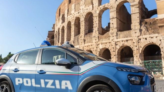 Roma pattuglia di polizia al colosseo