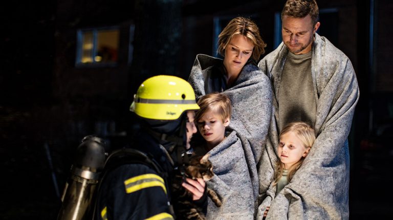 vigile del fuoco salva famiglia da incendio