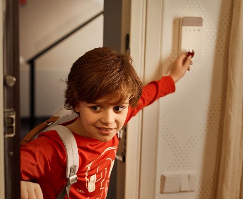 bambino disattiva allarme quando torna a casa