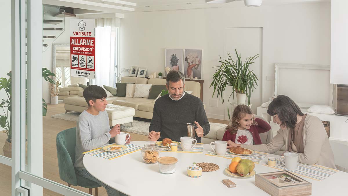 famiglia a cena con offerta allarme verisure