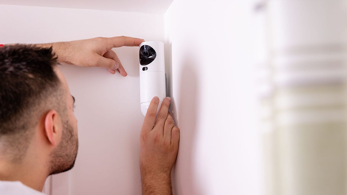 esperto di sicurezza verisure si reca a fare sopralluogo allarme casa dal cliente