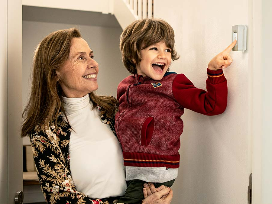 mamma e figlio attivano impianto antintrusione verisure