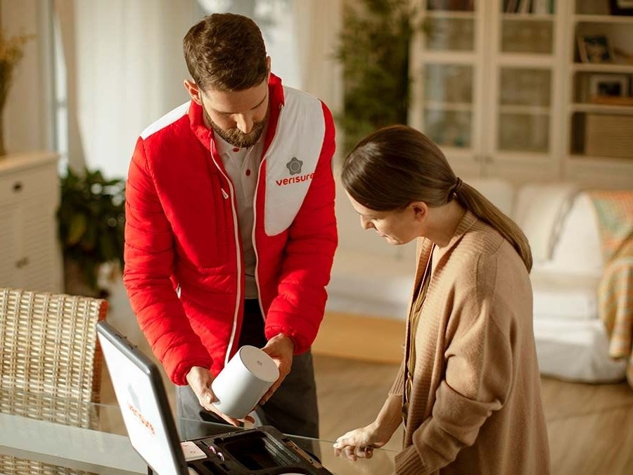 agente di commercio presenta prodotto a cliente verisure