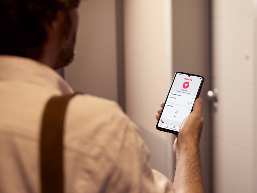 uomo usa app impianto antrintrusione verisure