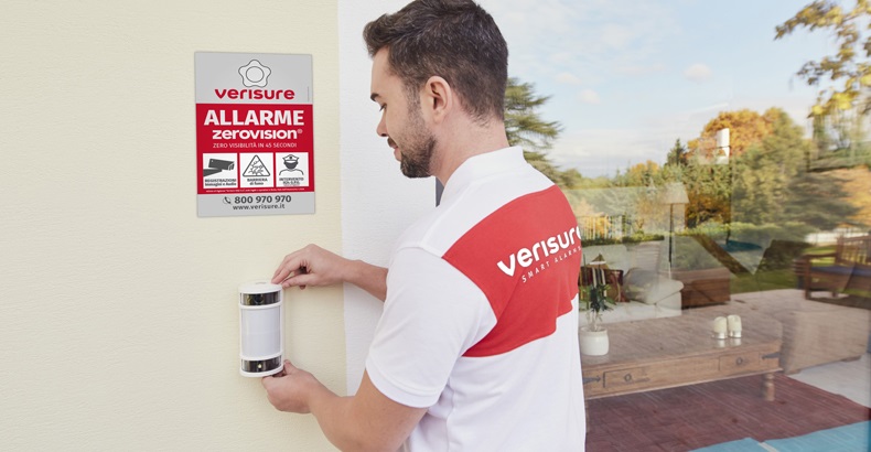un tecnico spiega tipologie e funzionamento dei sensori di allarme