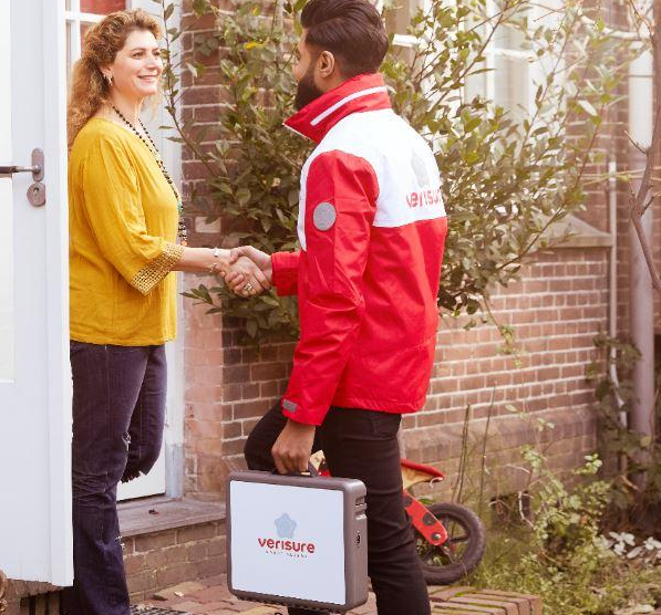 un venditore verisure incontra una cliente per installare l'allarme per appartamento