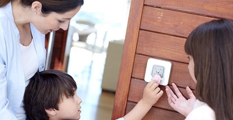 Mamma e bambini utilizzano del Sistema di controllo allarme Verisure