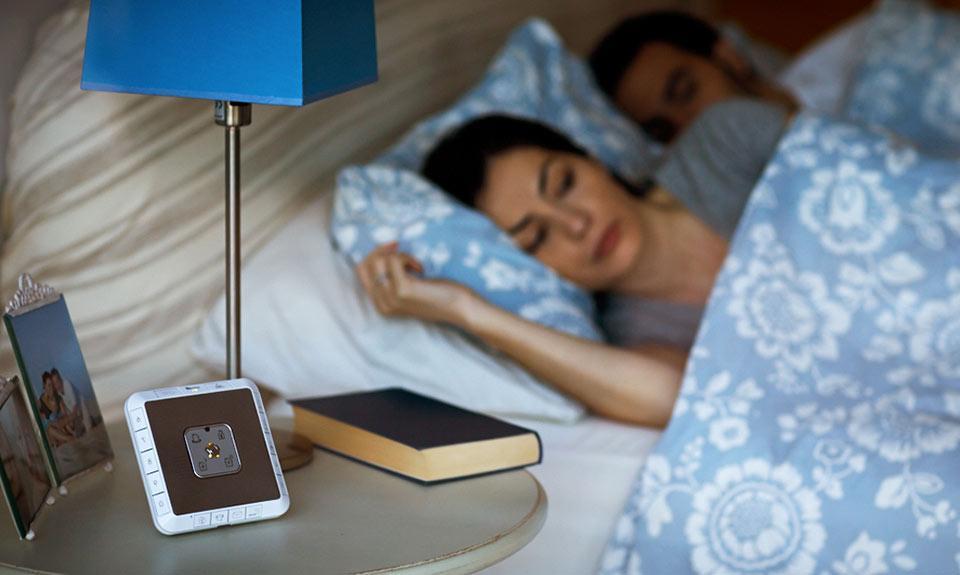 Quanto costa un sistema di allarme per monolocali? donna dorme protetta da allarme per monolocali