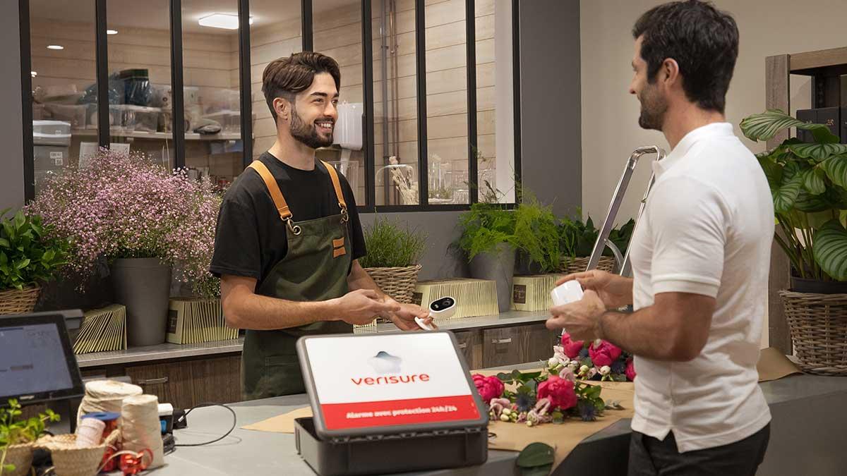 imparare a vendere sul campo: venditore spiega prodotto verisure