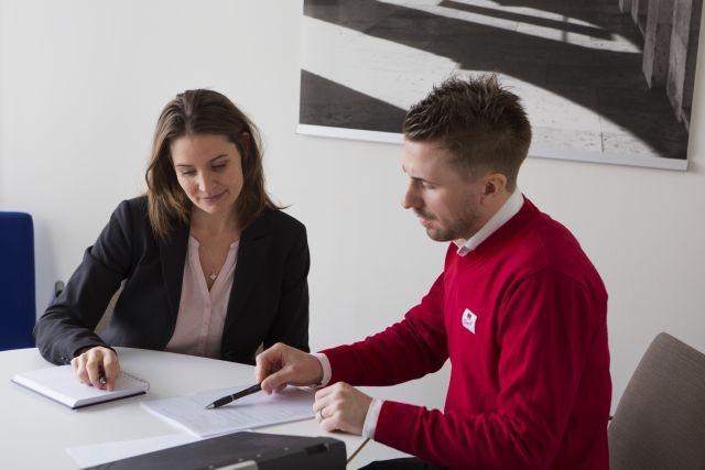 cosa è importante considerare nella vendita: venditore verisure spiega prodotto al una cliente