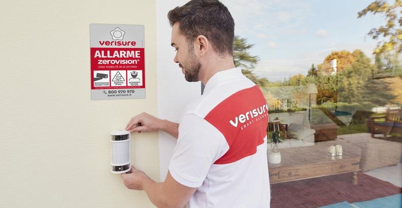 Un operatore Verisure installa l’allarme perimetrale senza fili